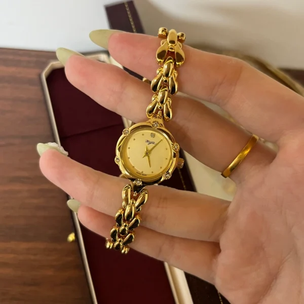 MoHerWatch Elegant Gold Oval Link Bracelet Round Dial Watch for Women
