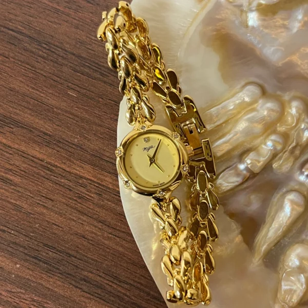 MoHerWatch Elegant Gold Oval Link Bracelet Round Dial Watch for Women