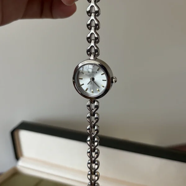 Elegant Silver Leaf Link Bracelet Round Dial Watch for Women