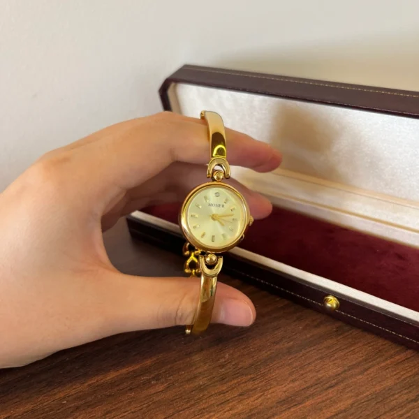 Classic Gold Round Dial Open Oval Link Bracelet Watch for Women