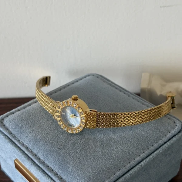 Elegant Blue Round Dial Gold Decorative Bracelet Watch for Women