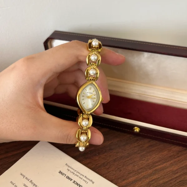 Classic Gold Oval Dial Round Link Bracelet Watch for Women