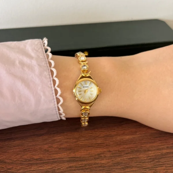 Elegant Gold Round Dial Slim Decorative Bracelet Watch for Women
