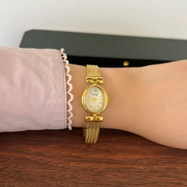 Classic Pale Round Dial Gold Mesh Bracelet Watch for Women